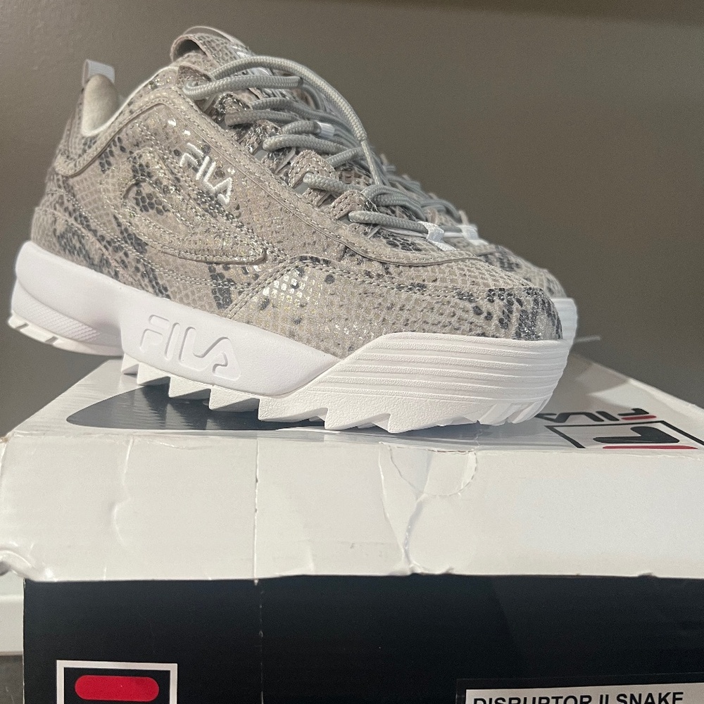 WOMEN'S DISRUPTOR 2 Fila size 9 new
